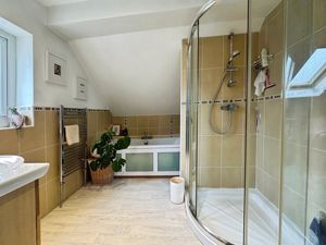 Family Bathroom - click for photo gallery